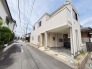 幅員の狭い道ですが、車通りの少ない住宅街に立地してます。
