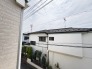 主に二階建てが中心の住宅街。近隣の屋根を高さを見ても、こちらの家と同じくらい。
