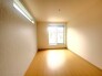 住宅街の２階南向きのお部屋、日当たりはご覧のとおり良好です。
