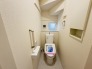 トイレはやっぱり白が１番落ち着きますね。もちろん衛生面でも嬉しいウォシュレット機能付きです。
