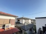 住宅街の中の一戸建て、あたりはほとんど住宅です。
