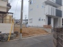 幅員の狭い道ですが、車通りの少ない住宅街に立地してます。
