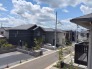 主に二階建てが中心の住宅街。近隣の屋根を高さを見ても、こちらの家と同じくらい。
