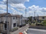 あたりには住宅を中心とした建物が広がります。
