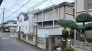 幅員の狭い道ですが、車通りの少ない住宅街に立地してます。

