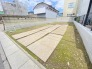 車通りの少ない閑静な住宅地、のびのびした子育てに適します。
