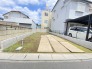 静かな環境に佇むゆとりある敷地。周囲の建物と程よい距離があり、心地よい暮らしを描けそうです。
