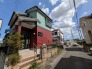 豊かな色彩が個性を放つ、穏やかな住宅街に馴染む心地よい佇まいの住まいです。