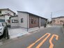 住民の方が主に利用する交通量少なめの道路に面してます。
