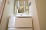 三面鏡にハンドシャワー付き、 使いやすい洗面台。
