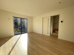 ご家族みんながゆったりくつろげる広々リビング。