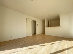 開放感と採光にこだわった広々LDK。