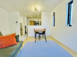 夕食の時間。家族、友人、両親、親戚との会話がより料理を美味しくしてくれる。あっという間に時間が過ぎてしまう居心地の良さは、普段はほっとする空間としてここにあります。