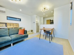 リビングには足元から暖める床暖房があります。冬でも十分な暖かさが感じられます。