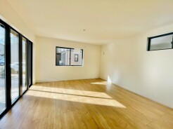 心地よい木漏れ日が、柔らかな空間を演出します。