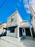 青い空と白い雲、洗練された外観が心地よい調和を奏でる住まい