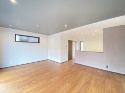 日当たりのいい2階リビングはプライベート性も高く、落ち着いて暮らせます。