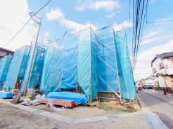 東南角地で陽当たり良好