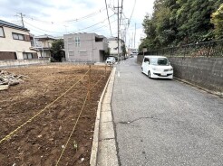 1号棟 前面道路含む外観