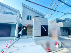 空の青さに映える、すっきりとしたシルエット。都会的で落ち着いた雰囲気が漂う住まいです