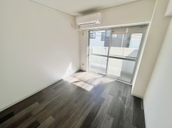 広々とした空間に、柔らかな光が心地よく降り注ぐ静かなひととき。