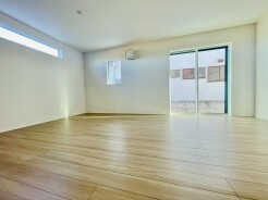 穏やかな光に満ちた、広々とした空間が広がります。