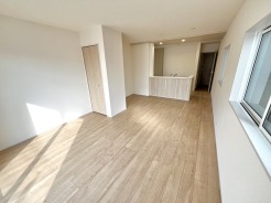 明るい木目調の床が広がる、開放感あふれる空間