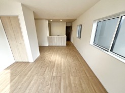 心地よい木目調の床が、温かみのある空間を演出します。