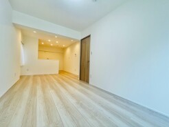 ナチュラルウッドの色合いが、室内にあたたかな雰囲気を運びます。