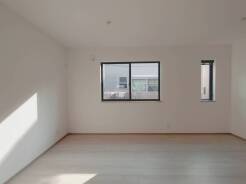 2号棟 窓から入る光が空間を優しく彩る、穏やかなひとときを。