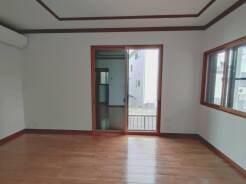 温かみのある木目と、洗練された空間が調和する住まい。