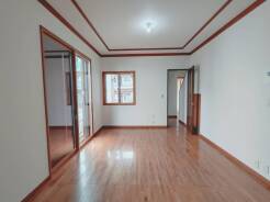 木目調の温かみと開放感あふれる広々とした空間