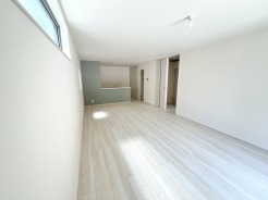 2号棟 淡い色調でまとめられた空間は、日々の暮らしに静かな安らぎと奥行きのある広がりをもたらします。
