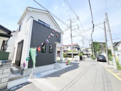モノトーンの配色が洗練された印象を与える、周囲の街並みと調和したモダンな佇まいの外観です。