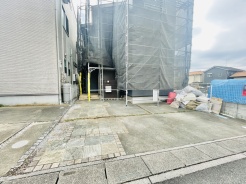 駐車場は2台まで駐車可能。マイカーの車幅もお確かめください。