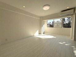 穏やかな光と白木の床が、清々しい空間を演出します。