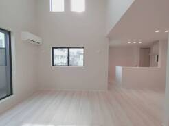 開放的な吹抜け空間に広がる、明るく心地よい暮らし。