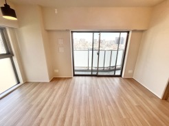 広がる空と、街並みが日常を彩る、心地よい空間。