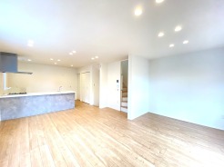 住まい全体が明るい空気に満ちており、シンプルで清潔感のある空間が穏やかな時を刻みます
