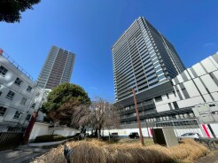 空へと伸びる建物と、穏やかな街並みが織りなすコントラスト