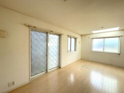 窓から心地よい光が入り込み、明るく開放的な雰囲気に満ちています