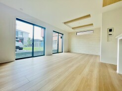 自然な質感の木目と洗練されたデザインが調和し、日々の暮らしに心地よいゆとりをもたらす伸びやかな空間。
