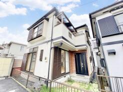 青空に映えるすっきりとした外観。街並みに馴染む落ち着いた佇まいが、日々の暮らしを穏やかに彩ります