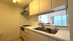 手を伸ばせばそこに収納が。安定した使用感の吊戸棚つきのキッチン空間。