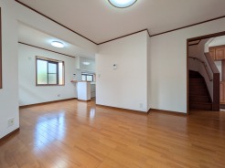 木のぬくもりを感じる床と壁のコントラストが美しく、穏やかな時間が流れる居住空間です