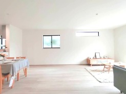 自然な風合いの床材と壁面が調和し、心地よい余白を生み出しています。日々の暮らしに溶け込む広がりです