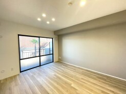 たっぷりの陽光と、心地よい風が舞い込みます。