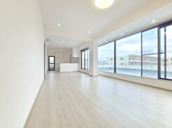 ご家族みんながゆったりくつろげる広々リビング。