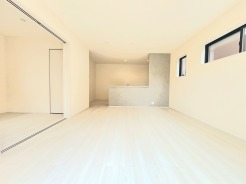 1号棟 日当たりのいい2階リビングはプライベート性も高く、落ち着いて暮らせます。