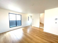 日当たりのいい2階リビングはプライベート性も高く、落ち着いて暮らせます。